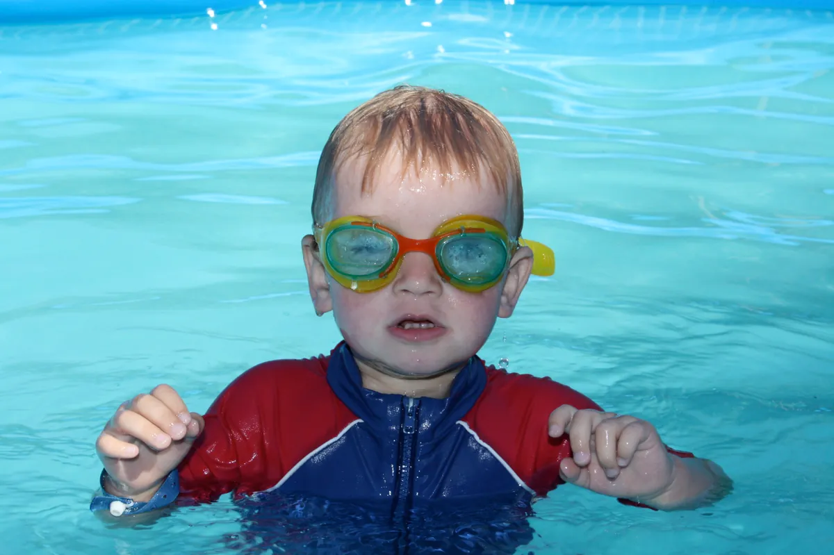 Enfant en cours sans lunettes